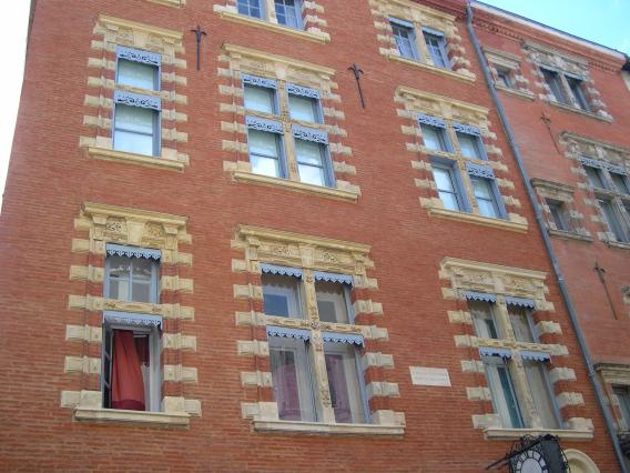  façade d'immeuble en briques, rue Saint Rome